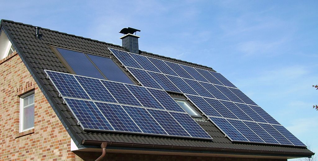 Wer im Süden Deutschlands wohnt, kann mit PV-Anlagen Energie erzeugen und Geld sparen. (Bild:Von Pujanak - Eigenes Werk, Gemeinfrei)